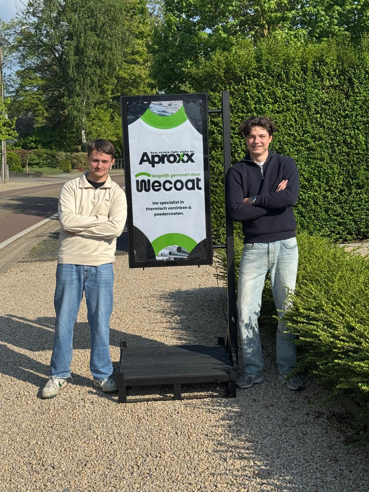 Aproxx team met lichtbord - professionele service en kwaliteit